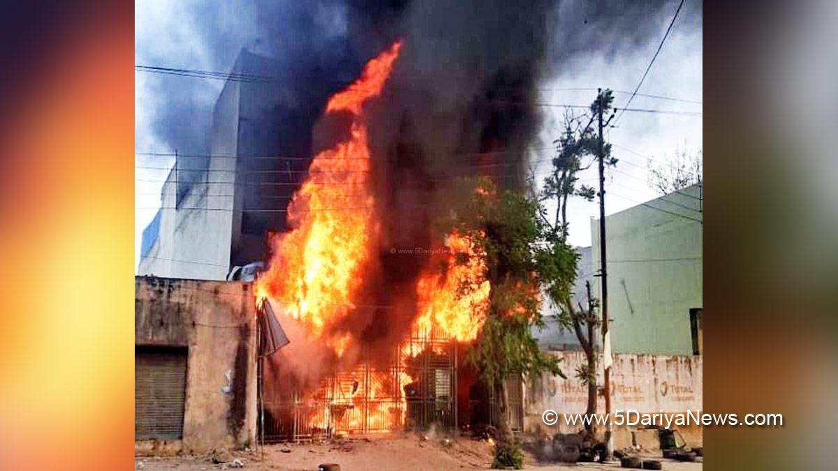 यूपी में कार शोरूम में लगी आग The fire that broke out in a car showroom in UP was brought under control  शामली (उत्तर प्रदेश)  उत्तर प्रदेश के शामली जिले में मंगलवार की सुबह कोतवाली क्षेत्र के कैराना रोड पर गुलजारी मंदिर के पास शामली निवासी कैलाश सिंह के महादेव मोटर्स और स्पेयर पार्ट्स के शोरूम में भीषण आग लग गई। अग्निशमन विभाग के एक अधिकारी के अनुसार, उन्हें सुबह करीब 7 बजे घटना के बारे में सूचना मिली। सूचना पर अग्निशमन विभाग ने 4 दमकल गाड़ियों को सेवा में लगाया गया। अधिकारी ने कहा दमकलकर्मियों