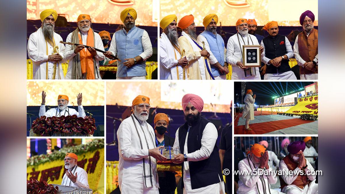 The Prime Minister, Shri Narendra Modi participated in the celebrations of the 400th Parkash Purab of Sri Guru Tegh Bahadur Ji at Red Fort in New Delhi today. The Prime Minister offered prayers to Shri Guru Teg Bahadur ji. The Prime Minister sat in prayer when 400 Ragis offered shabad/kirtan. The Prime Minister was honoured by the Sikh leadership on the occasion. The Prime Minister also released a commemorative coin and postage stamp on the occasion.Speaking on the occasion, the Prime Minister s
