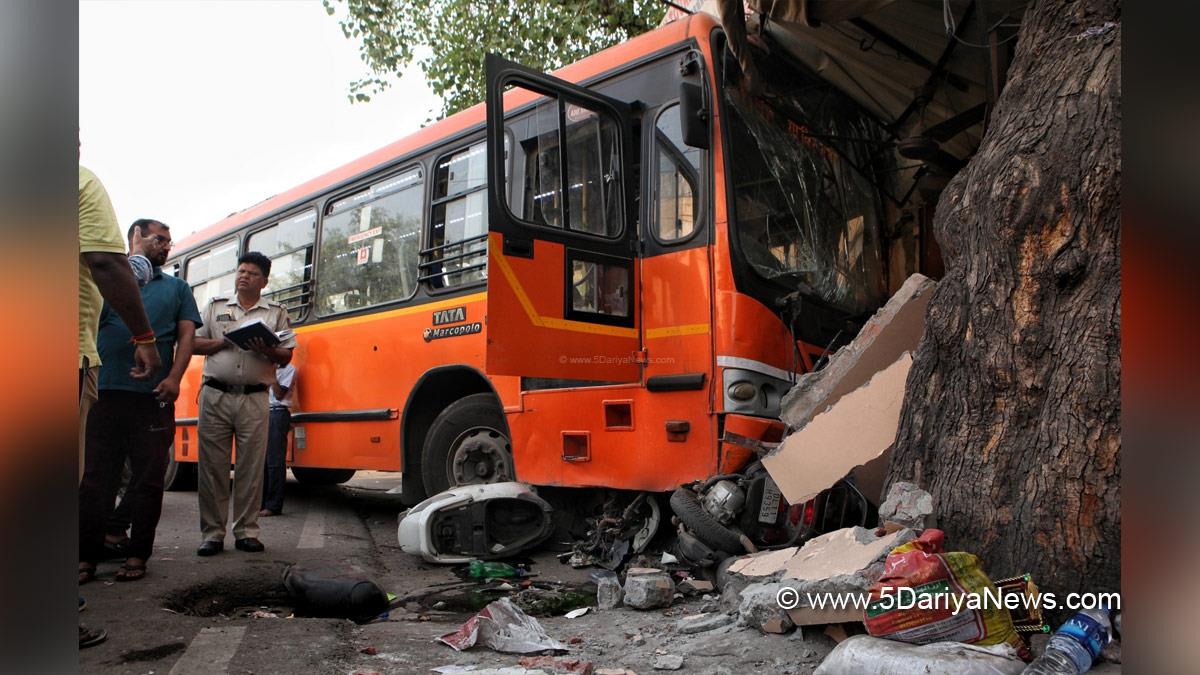 Hadsa, New Delhi, DTC Bus Ran Into A Shop,  Jangpura