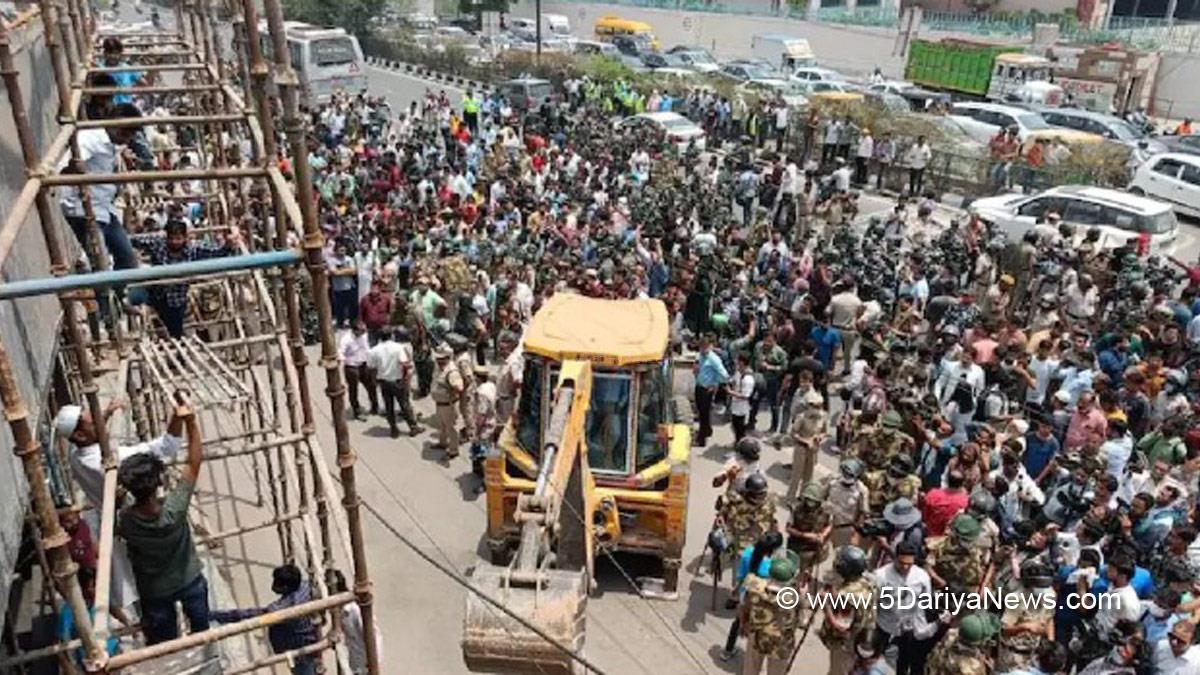 MCD, New Delhi, Protest, Municipal Corporation of Delhi, MCD Bolldozer News, Amanatullah Khan, Delhi Police, Madanpur Khadar