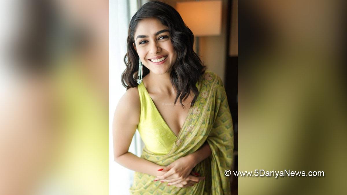 Bollywood, Entertainment, Mumbai, Actor, Actress, Cinema, Hindi Films, Movie, Mumbai News, Heroine, Mrunal Thakur, Tollywood, Sita Ramam