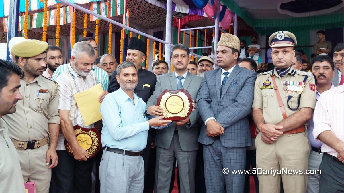 Azadi Ka Amrit Mahotsav, 75th Anniversary of Indian Independence, 75th years of Independence, Har ghar Tiranga, 75th Independence Day, Independence Day, Independence Day of India , Independence Day 2022, 76th Independence Day 2022, Kashmir, Jammu And Kashmir, Jammu & Kashmir, Kashmir Valley, Mohammad Yousuf Mir