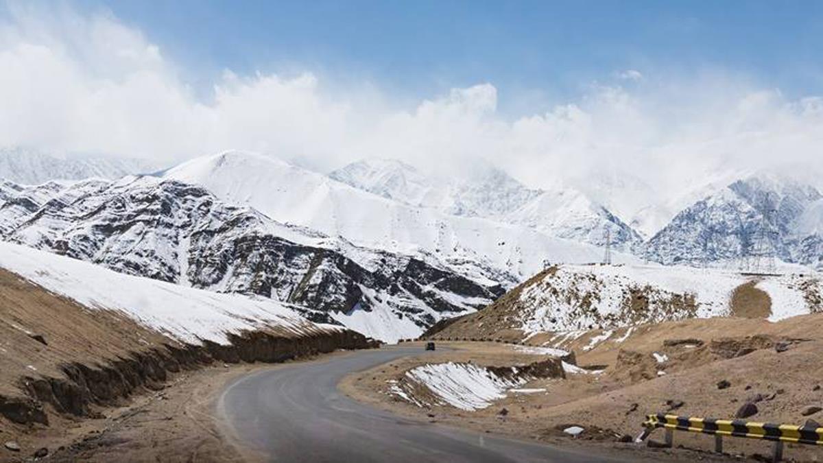 Weather, Snowfall In Kullu, Kullu Manali Snowfall, Tangalanga Pass, Manali Leh Road, Snowfall, Manali Leh Road Blocked, Kullu Manali, Shimla, Rohtang pass, Kasauli, Tangalanga Pass Snowfall, Tangalanga Pass Snow