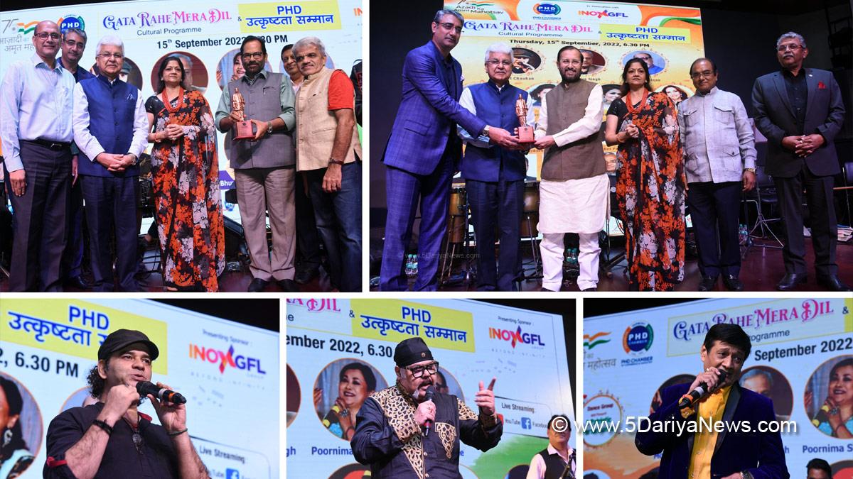 Prakash Javadekar, Mukhtar Abbas Naqvi, BJP, Bharatiya Janata Party, Minister of Environment Forest and Climate Change, Gata Rahe Mera Dil, Music, Entertainment, Mumbai, Singer, Song, Mumbai News