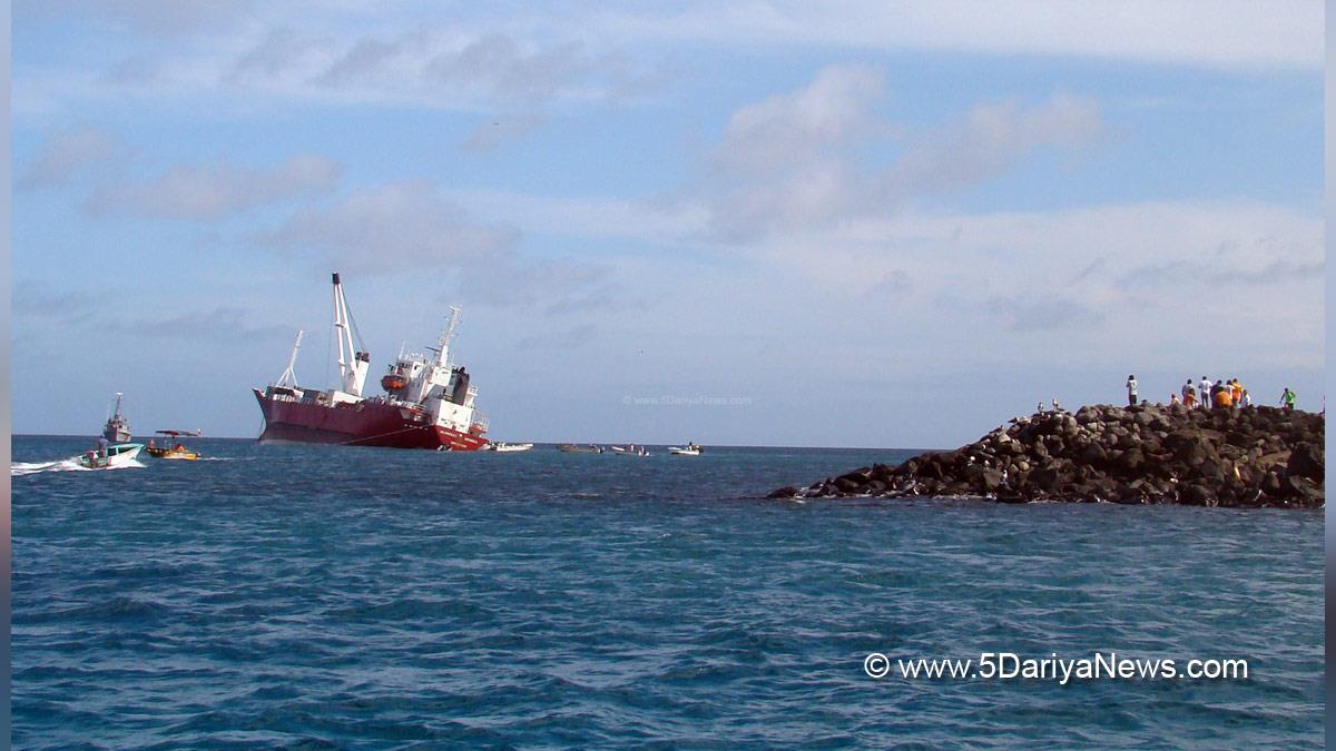 Hadsa World, Hadsa, Galapagos, Ecuador, Boat Capsized