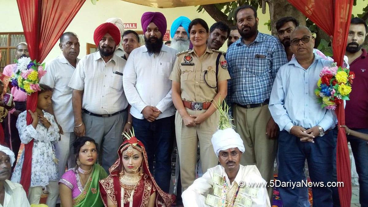 ਲਾੜਾ-ਲਾੜੀ ਨੂੰ ਅਸ਼ੀਰਵਾਦ ਦੇਣ ਲਈ ਡੀਐਸਪੀ ਖਰੜ ਰੁਪਿੰਦਰ ਕੌਰ ਸੋਹੀ ਪਹੁੰਚੇ