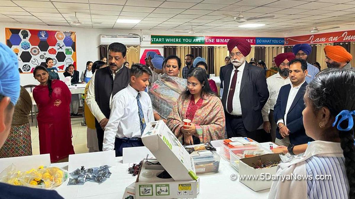 DC Ludhiana, Surabhi Malik, Ludhiana, Deputy Commissioner Ludhiana, Atal Tinkering Lab, Nankana Sahib Public School