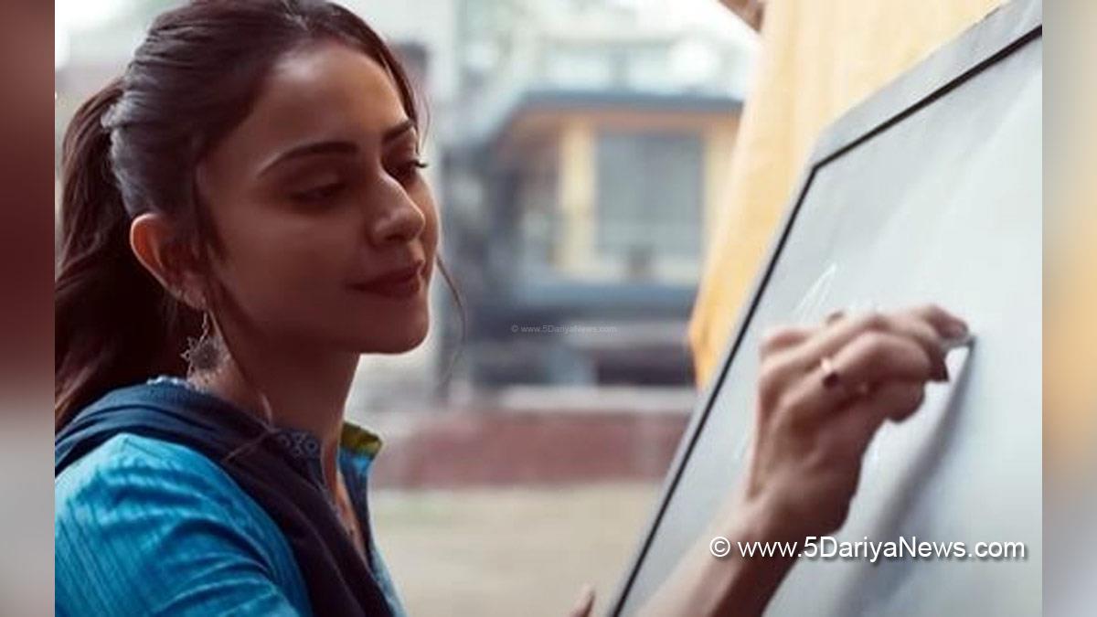  Bollywood, Review, Tejas Deoskar, Rakul Preet Singh, Sumeet Vyas, Satish Kaushik, Rajesh Tailang, Dolly Ahluwalia, Siddharth Vasani, Mangesh Dhakde, Rohan Rohan, Sumeet Bellary, Durgesh R. Rajbhatt, Chhatriwali