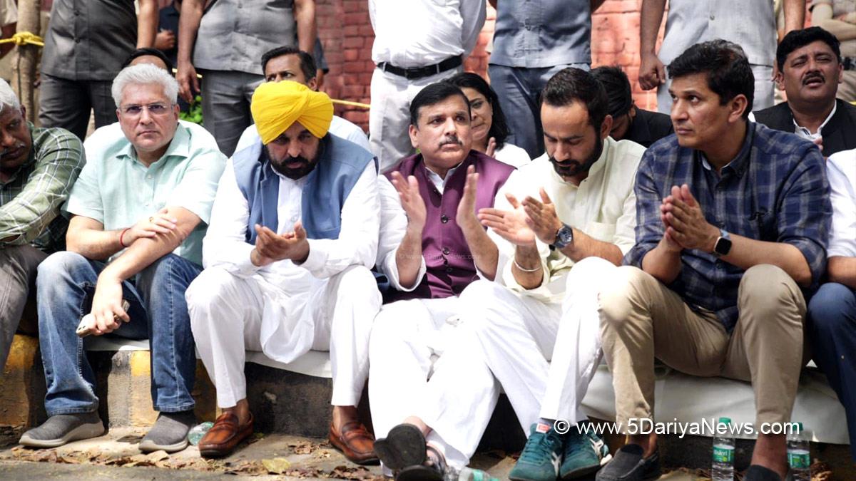 Protest, Bhagwant Mann, AAP, Aam Aadmi Party, Aam Aadmi Party Punjab, AAP Punjab, Government of Punjab, Punjab Government, Punjab, Chief Minister Of Punjab, Sanjay Singh, Arvind Kejriwal, Delhi Chief Minister, New Delhi