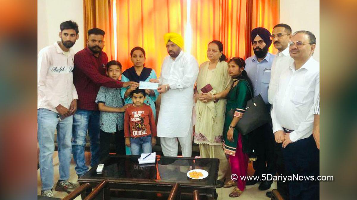  Power Minister Harbhajan Singh ETO Hands Over Cheque Worth Rs.5 Lakh To Kin Of Employee Lost Life In Line Of Duty  Chandigarh   Punjab Power Minister Harbhajan Singh ETO handed over a cheque worth Rs.5 lakh to the family members of Vikas Verma, Complaint Handling Bike (CHB) of PSPCL, who lost his life while performing his duty. After handing over the cheque of a financial assistance to Mrs. Renu Verma, wife of the deceased and other family members, the Cabinet Minister said that contractual emp