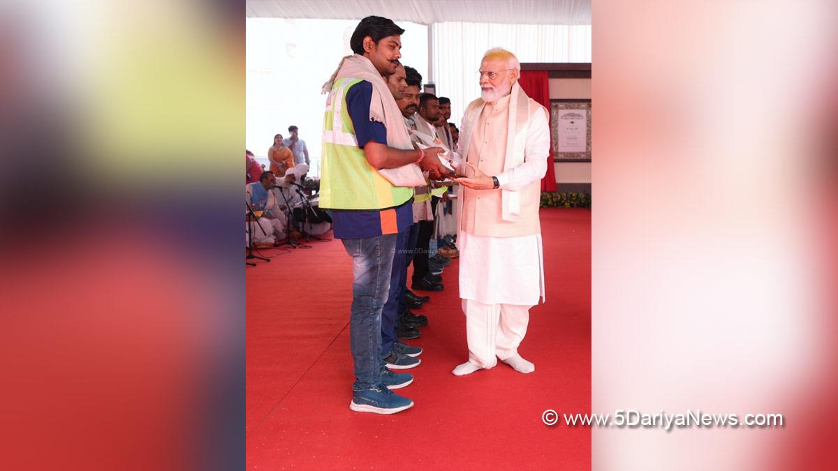 Narendra Modi, Modi, BJP, Bharatiya Janata Party, Prime Minister of India, Prime Minister, Narendra Damodardas Modi, Sengol, New Parliament House, Lok Sabha Speaker Om Birla
