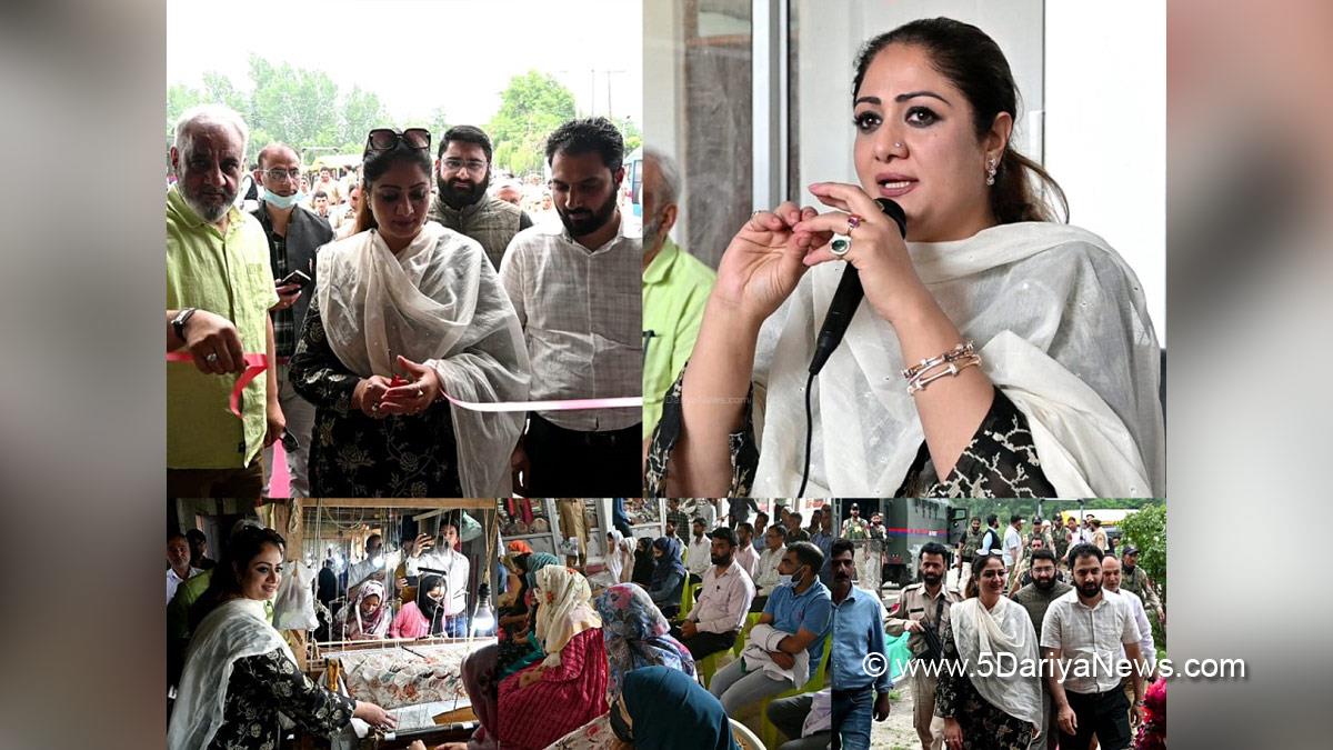  Vice Chairperson KVIB Dr. Hina Shafi Bhat  interacts with artisans at Akad Anantnag  Anantnag  Vice Chairperson J&K-KVIB, Dr. Hina Shafi Bhat today interacted with artisans at Akad Anantnag.She had an interaction with educated, unemployed youth and aspirant entrepreneurs of said area, heard their suggestions and assured all possible help. The programme was also attended by senior officers from the Board, officers from district administration and a large number of aspirant entrepreneurs and educ