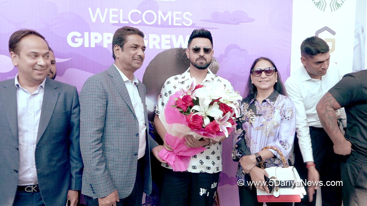 Gippy Grewal, Pollywood, Entertainment, Actress, Cinema, Punjabi Films, Movie, Carry On Jatta 3, Starbucks Celebrity Lounge