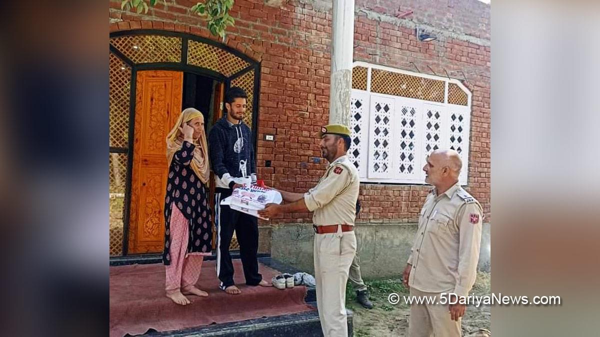 Pulwama, Police, Distributed Gift Items, Baramulla, Budgam, Shopian & Pulwama, Eid ul Azha, Sweets To NoKs,  Kashmir , Jammu And Kashmir , Jammu & Kashmir , Pulwama 