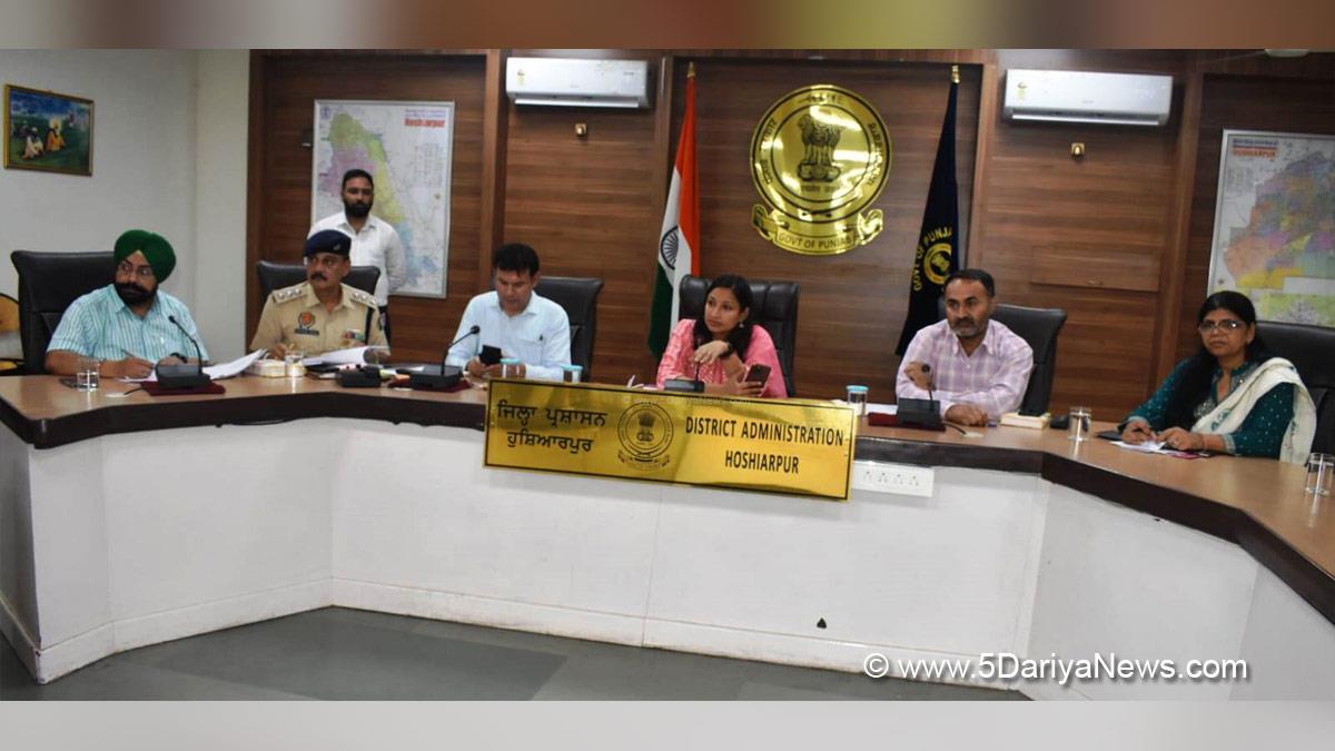 DC Hoshiarpur, Deputy Commissioner Hoshiarpur, Komal Mittal, Hoshiarpur, Safe School Vahan Policy, School, School Bus, Transport, School Buses, Safe School Transport Policy