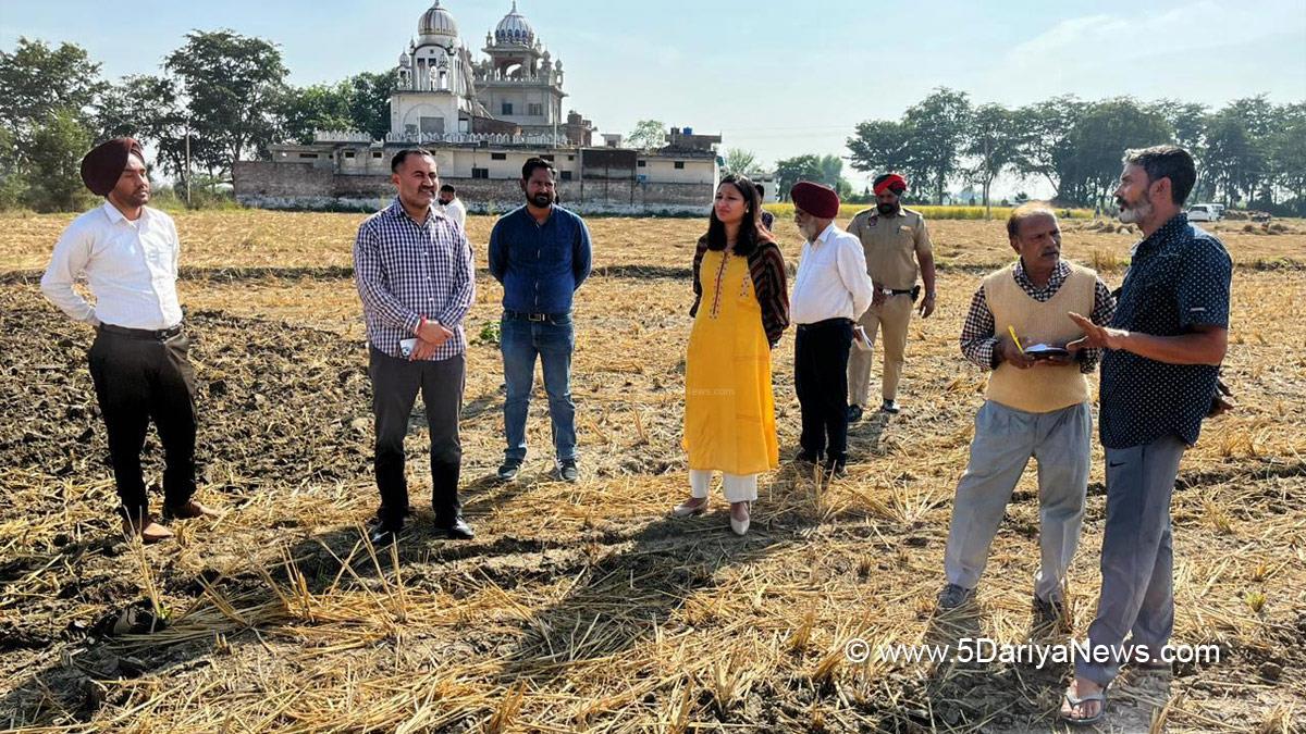 DC Hoshiarpur, Deputy Commissioner Hoshiarpur, Komal Mittal, Hoshiarpur, Burning Stubble, Stubble Burning, Latest News on Stubble Burning, Stubble Burning News