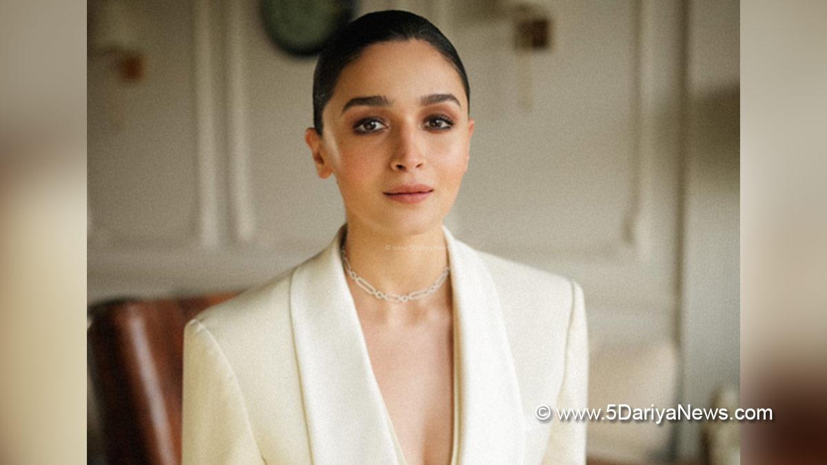 Bollywood, Alia Bhatt News, Alia Bhatt Christmas, Alia Bhatt Upcoming Movies, Alia Bhatt Charlotte Tilbury