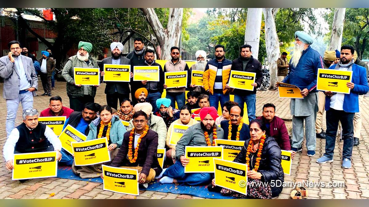 Dr. S.S Ahluwalia, Dr. Sunny Singh Ahluwalia, Sunny Singh Ahluwalia, AAP, Aam Aadmi Party, Aam Aadmi Party Punjab, AAP Punjab, Protest, Agitation, Demonstration, Chandigarh Mayor election