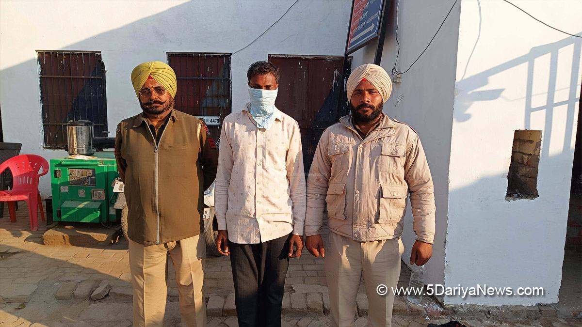 ਸੀ ਮੁਕਤਸਰ ਸਾਹਿਬ ਪੁਲਿਸ ਵੱਲੋਂ 100 ਗ੍ਰਾਮ ਹੈਰੋਇਨ ਸਮੇਤ 1 ਵਿਅਕਤੀ ਕਾਬੂ  ਸ੍ਰੀ ਮੁਕਤਸਰ ਸਾਹਿਬ  ਸ੍ਰੀ ਮੁਕਤਸਰ ਸਾਹਿਬ ਸ੍ਰੀ ਗੌਰਵ ਯਾਦਵ ਆਈ.ਪੀ.ਐੱਸ, ਡੀ.ਜੀ.ਪੀ. ਪੰਜਾਬ, ਸ. ਗੁਰਸ਼ਰਨ ਸਿੰਘ ਸੰਧੂ ਆਈ.ਪੀ.ਐੱਸ, ਆਈ. ਜੀ.ਪੀ. ਫਰੀਦਕੋਟ ਅਤੇ ਸ੍ਰੀ ਭਾਗੀਰਥ ਸਿੰਘ ਮੀਨਾ ਆਈ.ਪੀ.ਐਸ  ਐਸ.ਐਸ.ਪੀ ਸ੍ਰੀ ਮੁਕਤਸਰ ਸਾਹਿਬ ਜੀ ਦੇ ਦਿਸ਼ਾ ਨਿਰਦੇਸ਼ਾ ਅਨੁਸਾਰ ਸ. ਫਤਿਹ ਸਿੰਘ ਬਰਾੜ ਡੀ.ਐਸ.ਪੀ (ਲੰਬੀ) ਅਤੇ ਐਸ.ਆਈ ਰਣਜੀਤ ਸਿੰਘ ਮੁੱਖ ਅਫਸਰ ਥਾਣਾ ਕਬਰਵਾਲਾ ਤੇ ਪੁਲਿਸ ਪਾਰਟੀ ਨੂੰ ਉਸ ਸਮੇਂ ਸਫਲ ਕੀਤੀ ਕਿ ਜਦੋਂ ਪੁਲਿਸ ਵੱਲੋਂ ਇੱਕ ਵਿਅਕਤੀ ਨੂੰ ਕਾਬੂ ਕੀਤਾ ਜਿਸ ਪਾਸੋਂ 100 ਗ੍ਰਾਮ ਹੈਰੋਇਨ ਬਰਾਮਦ ਕੀਤੀ ਗਈ। ਥਾਣਾ ਕਬਰਵਾਲਾ