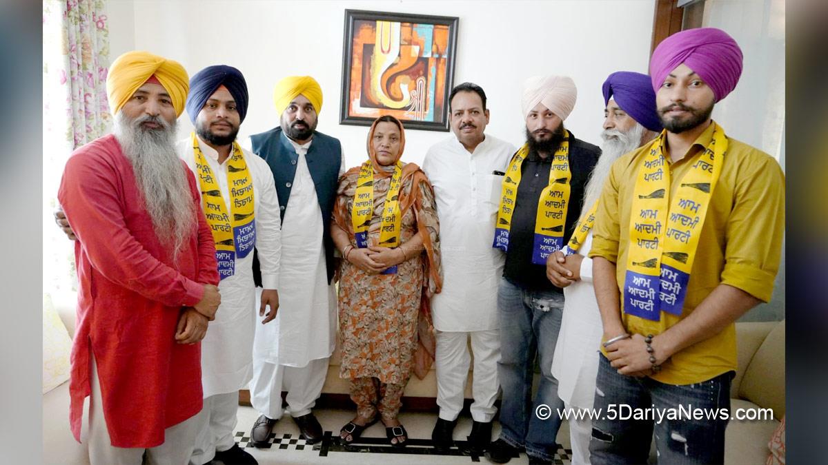 Bhagwant Mann, Bhagwant Singh Mann, AAP, Aam Aadmi Party, Aam Aadmi Party Punjab, AAP Punjab, Government of Punjab, Punjab Government, Punjab, Chief Minister Of Punjab, Mohinder Bhagat, Surjit Kaur, Jalandhar