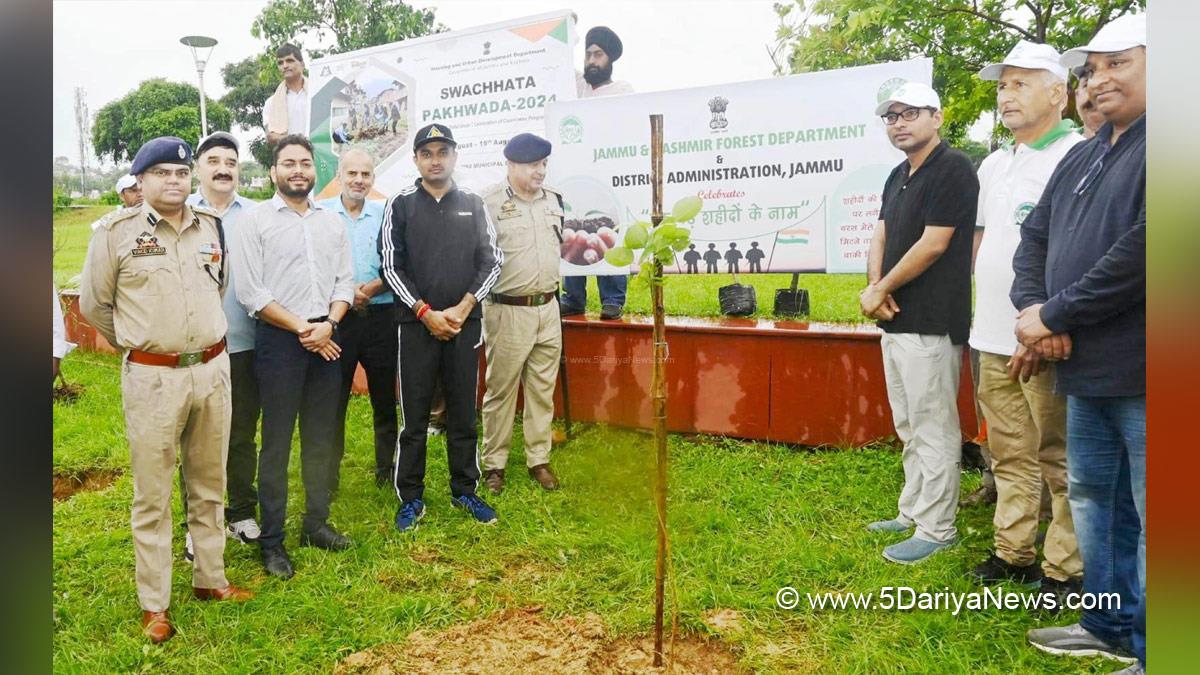 Ramesh Kumar, Divisional Commissioner Jammu,Jammu, Jammu And Kashmir, Jammu & Kashmir, Swachhta Pakhwada, The Shuchita Sangram, Tree Plantation, Forest Plantation, Plantation forestry, Tree Planting, Tree Plantation Drive, Plants Sapling, Tree Plantation Drive 2024