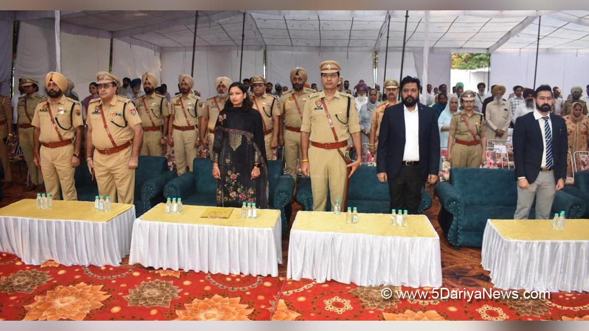 Komal Mittal, DC Hoshiarpur, Deputy Commissioner Hoshiarpur, Hoshiarpur, 65th Police Commemoration Day, Police Commemoration Day, National Police Commemoration Day, Police, Punjab Police, Hoshiarpur