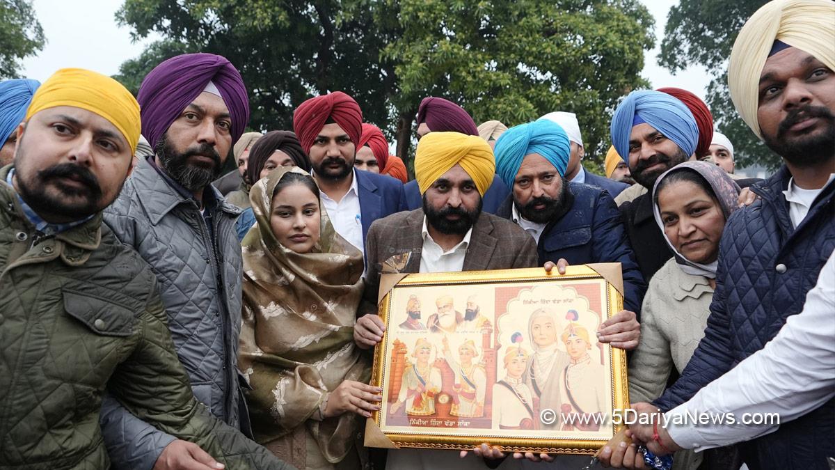 Bhagwant Mann, Bhagwant Singh Mann, AAP, Aam Aadmi Party, Aam Aadmi Party Punjab, AAP Punjab, Government of Punjab, Punjab Government, Punjab, Chief Minister Of Punjab, Gurpreet Kaur, Dr. Gurpreet Kaur, Fatehgarh Sahib, Gurdwara Sri Fatehgarh Sahib