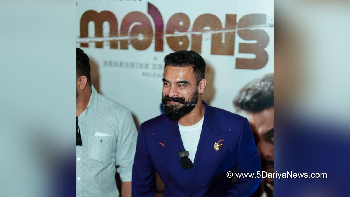 Sandalwood, Tovino Thomas, Tovino Thomas Movies, Tovino Thomas Narivetta, Narivetta, Narivetta Review, Narivetta PRemiere, Narivetta Movie Review, Narivetta Tovino Thomas