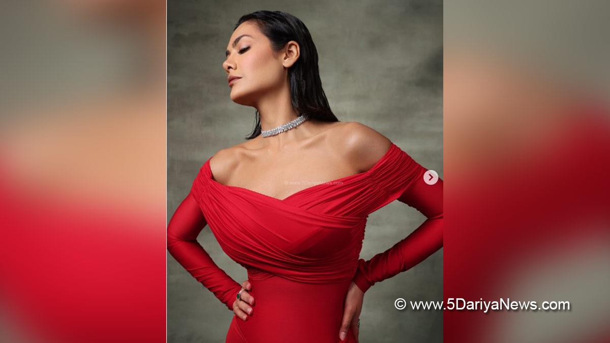 Esha Gupta, Bollywood, Entertainment, Mumbai, Actress, Cinema, Hindi Films, Movie, Mumbai News, Heroine