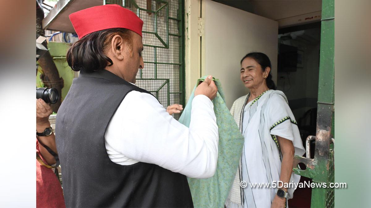 Akhilesh Yadav, Samajwadi Party, Mamata Banerjee, All India Trinamool Congress, Kolkata