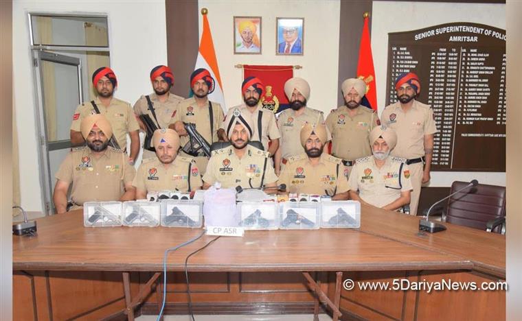 ਸਰਹੱਦ ਪਾਰੋਂ ਹਥਿਆਰਾਂ ਤੇ ਨਸ਼ਿਆਂ ਦੀ ਤਸਕਰੀ ਵਾਲੇ ਮਾਡਿਊਲ ਨਾਲ ਸਬੰਧਤ ਦੋ ਮੁਲਜ਼ਮ 2.2 ਕਿਲੋ ਹੈਰੋਇਨ ਅਤੇ 6 ਪਿਸਤੌਲਾਂ ਸਣੇ ਕਾਬੂ