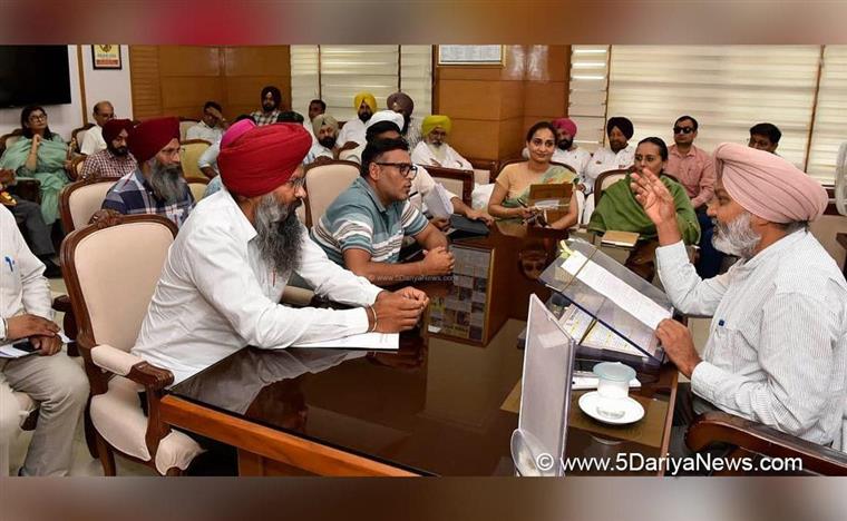 ਹਰਪਾਲ ਸਿੰਘ ਚੀਮਾ ਨੇ ਮੁਲਾਜ਼ਮ ਯੂਨੀਅਨਾਂ ਨਾਲ ਉੱਚ ਪੱਧਰੀ ਮੀਟਿੰਗਾਂ ਦੀ ਕੀਤੀ ਪ੍ਰਧਾਨਗੀ, ਲੰਬਿਤ ਮਸਲਿਆਂ ਦੇ ਜਲਦੀ ਹੱਲ ਦੇ ਦਿੱਤੇ ਨਿਰਦੇਸ਼