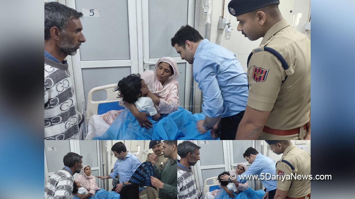 Athar Aamir Khan, Budgam, Deputy Commissioner Budgam, DC Budgam, Negoo Chadoora Bus Accident, SMHS Hospital Srinagar