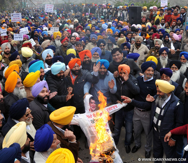 Shiromani Akali Dal (SAD) leaders burn effigies of Congress Vice-President Rahul Gandhi after his comments on 1984 riots in Amritsar on Jan.31, 2014.