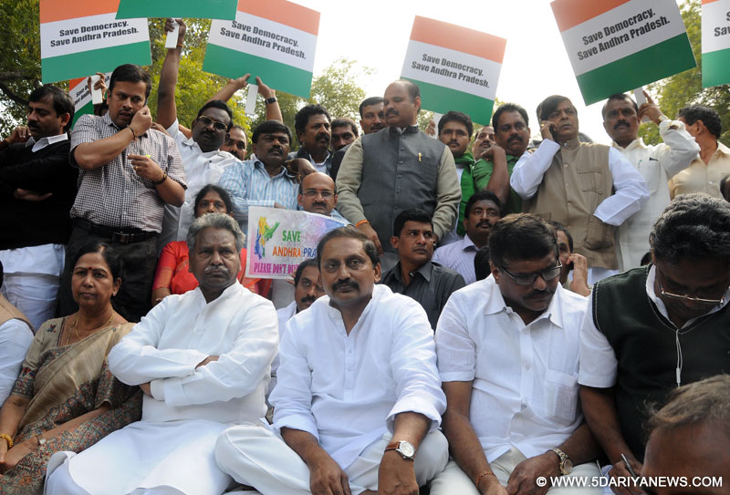 Andhra Chief Minister N Kiran Kumar Reddy and others demonstrate against formation of Telangana at Jantar Mantar in New Delhi on Feb.5, 2014. 