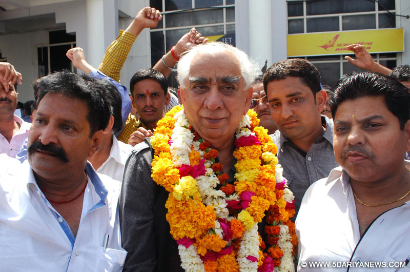  Senior BJP leader Jaswant Singh with supporters in Jodhpur on March 22, 2014. 