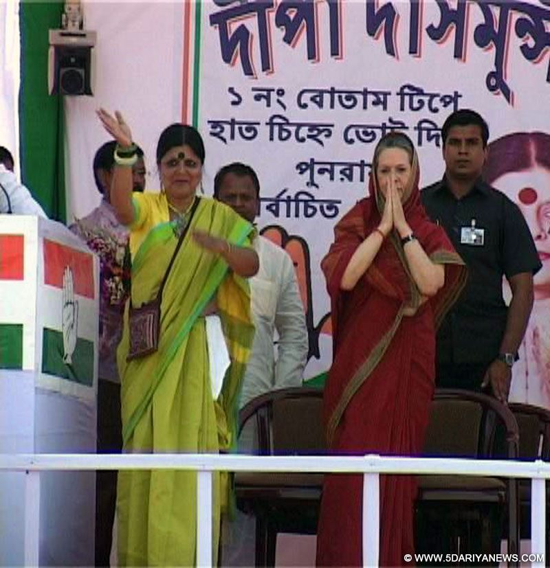 Congress president Sonia Gandhi with Congress leader Deepa Dasmunsi during a rally in Uttar Dinajpur district of West Bengal on April 22, 2014