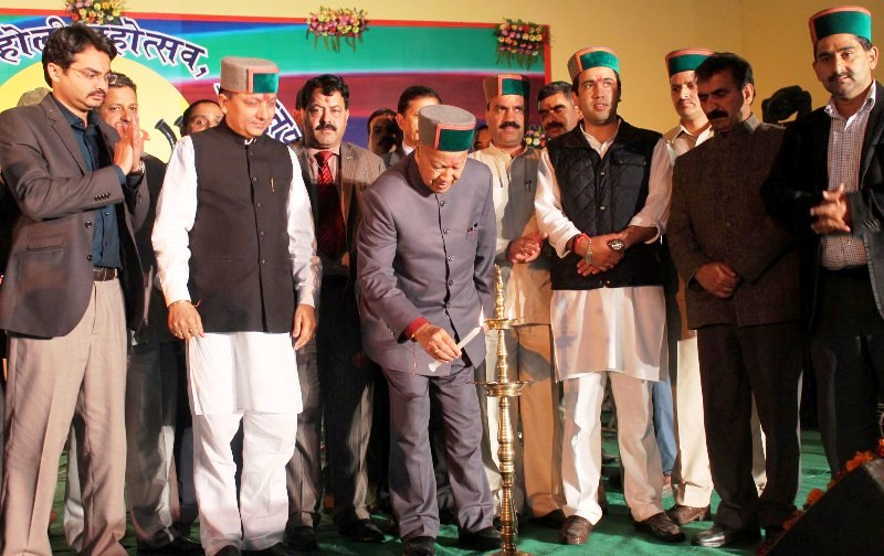 Chief Minister, Shri Virbhadra Singh inaugrating the cultural evening of Sujanpur Holi Festival last evening.