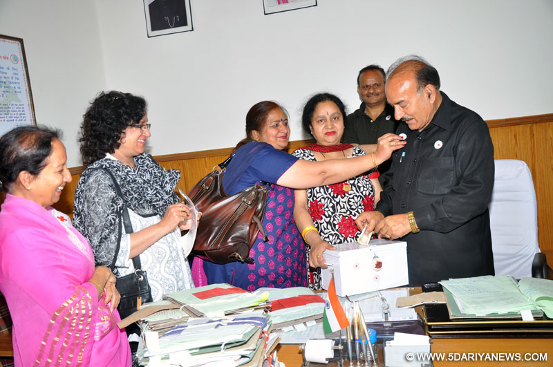 Kaul Singh Thakur, Health Minister being pinned up Red Cross flag  by Members and volunteers of Indian Red Cross Society, Himachal Pradesh State Branch on the occasion of World Red Cross Day at Shimla today. 