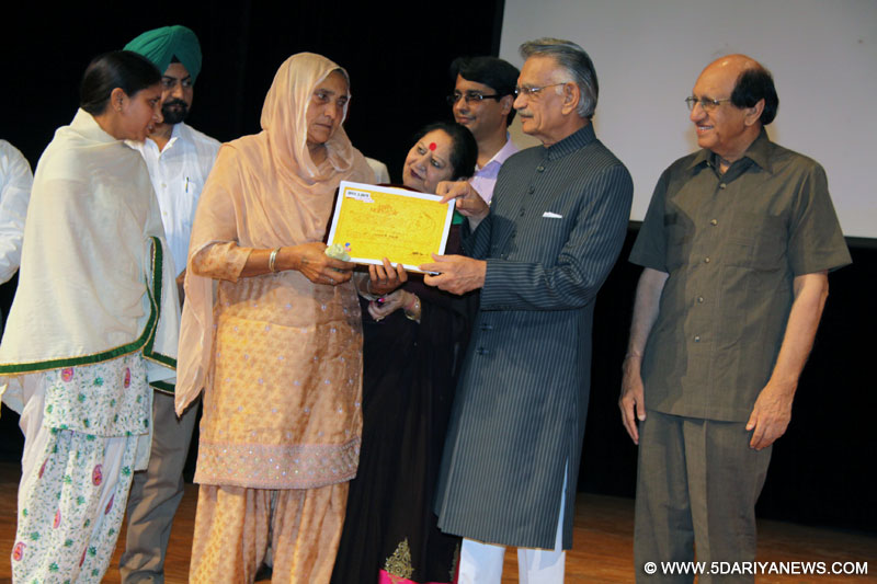 Punjab Governor and Administrator UT Chandigarh honouring Lakhvir Kaur ,who helped her daughter, Kulwinder Kaur in fulfilling her desire to become Judge on Mothers Day celebrated at Tagore Theater Chandigarh on 11-05-2014.
