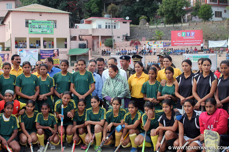 Governor Urmila Singh with players during concluding ceremony of 20th Him Gold Cup Hockey Tournament at Solan today.