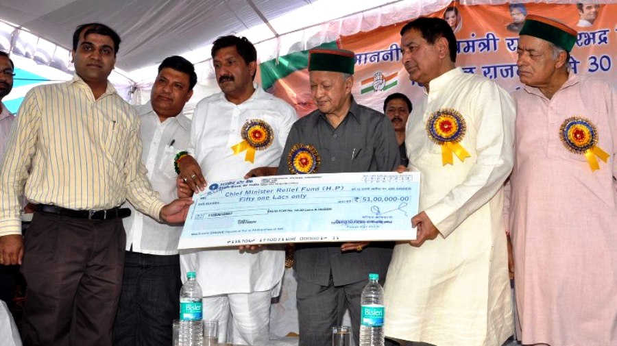 Chief Minister, Shri Virbhadra Singh receiving a cheque of Rs. 51 Lacs towards C.M. Relief Fund by Chintpurni Temple Trust at Una today.