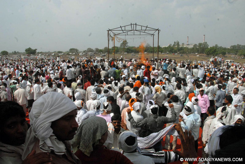 A massive crowd gathers at the funeral of late Union Rural Development Minister and BJP leader Gopinath Munde in his native village, Parli in   Maharashtra