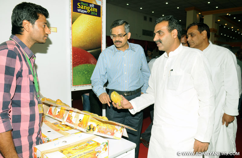 The Minister of State for Agriculture and Food Processing Industries, Dr. Sanjeev Kumar Balyan visiting the Horti fair Sangam- an exhibition on horticulture, set up by National Horticulture Board, in New Delhi on June 04, 2014.