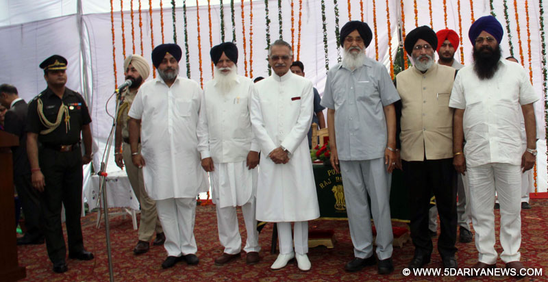 Shivraj V. Patil, posing with newly sworn in Cabinet Ministers after administering oath of office and secrecy to  them at Punjab Raj Bhavan 