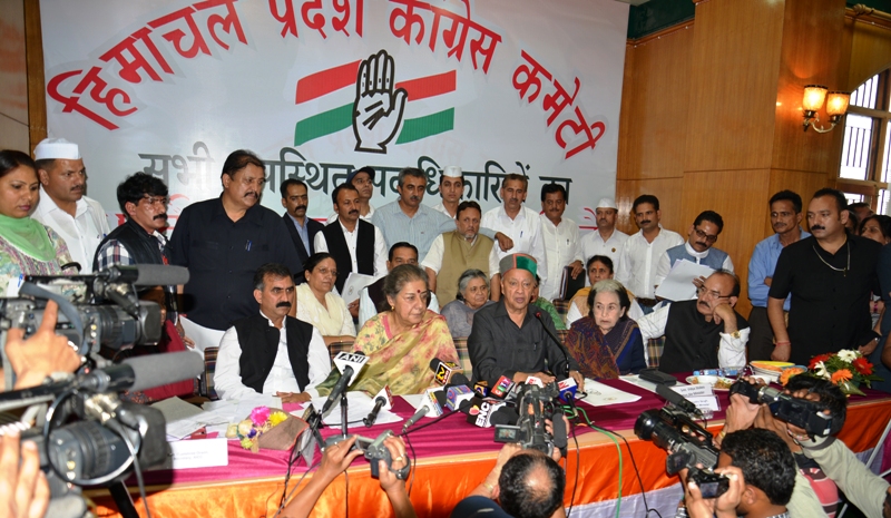 Chief Minister, Shri Virbhadra Singh and Smt. Ambika Soni , AICC General Secretary and Incharge  Himachal Congress  addressing the Press Conference at Shimla today.