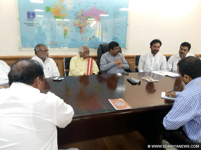 A delegation from Telangana led by Shri Bangaru Dattatreya, MP and former Union Minister meeting the Minister of State (Independent Charge) for Petroleum and Natural Gas, Shri Dharmendra Pradhan