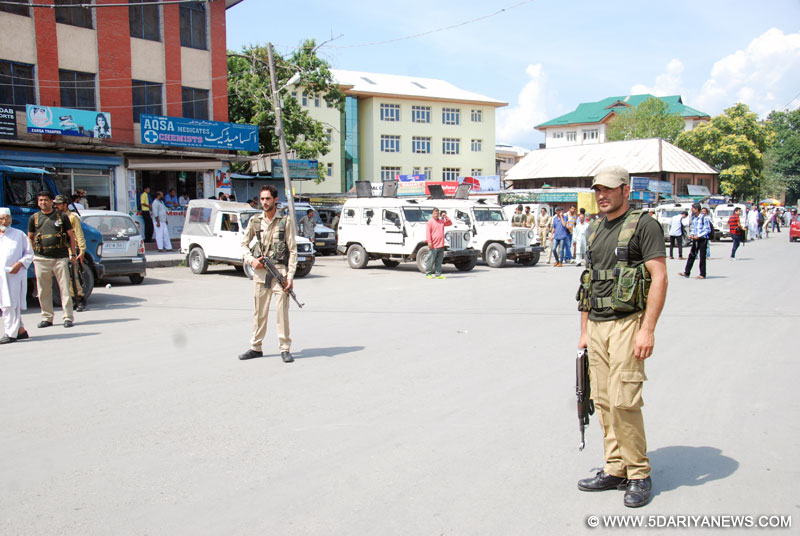 Militants shoot at private guard in Srinagar