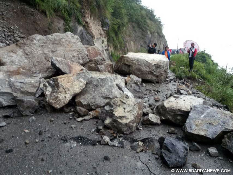 Photo taken on Aug. 17, 2014 shows falling stones block a road leading to the earthquake-hit Yongshan County, southwest China