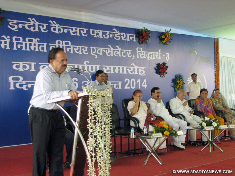 Dr. Harsh Vardhan addressing at the inauguration of the indigenously developed Linear Accelerator Sidharth-3, in Indore on August 26, 2014. The Speaker, Lok Sabha, Sumitra Mahajan is also seen.